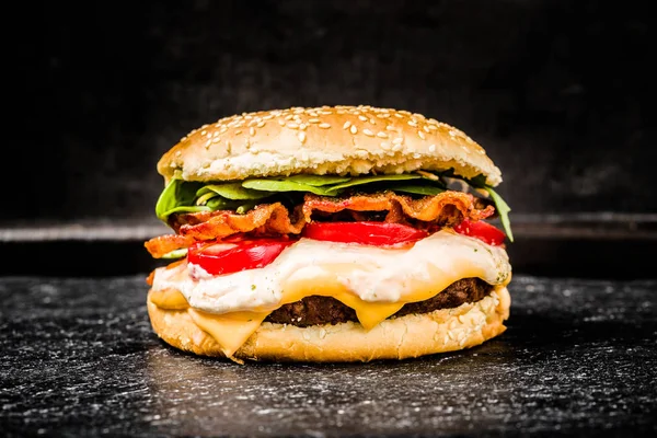 Burger Smaženou Slaninou Sýrem Rajčaty — Stock fotografie