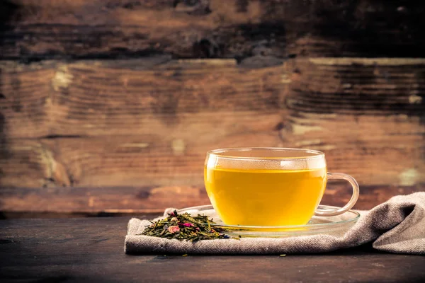 Свежий Чай Чайными Листьями Травами Дереве — стоковое фото