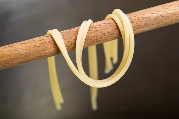 Spaghetti Hängen Über Einem Löffel — Stockfoto