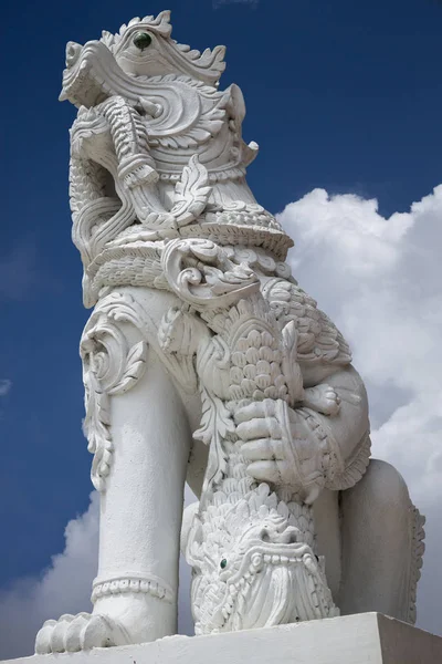 Une Statue Lion Symbolise Protecteur Devant Nuage Blanc — Photo