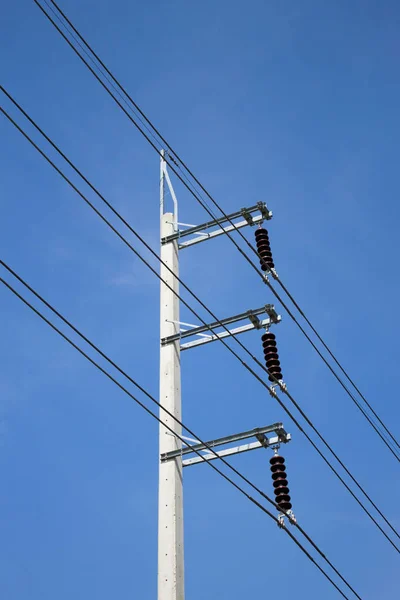 Mavi Gökyüzü Arkaplanından Izole Edilmiş Elektrik Kablosu — Stok fotoğraf