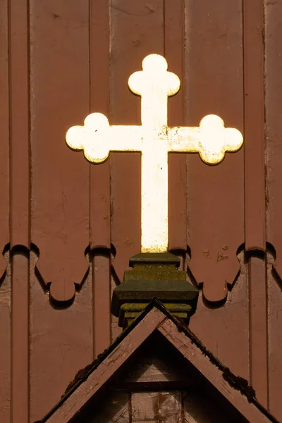 Sobre Entrada Principal Una Iglesia Levanta Una Brillante Cruz Dorada — Foto de Stock