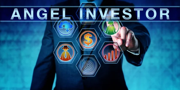 Männlicher Unternehmer Drückt Angel Investor Auf Einen Interaktiven Touchscreen Start — Stockfoto
