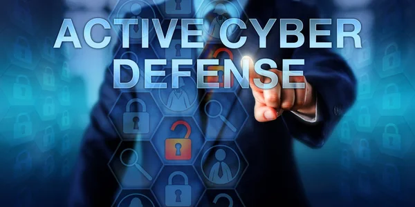 Agente Sicurezza Del Computer Sta Toccando Attive Cyber Defense Display — Foto Stock