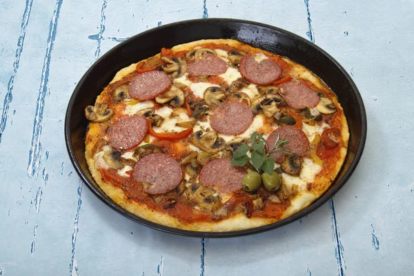 Eine Frisch Gebackene Pizza Mit Salami Tomaten Käse Oliven Und — Stockfoto