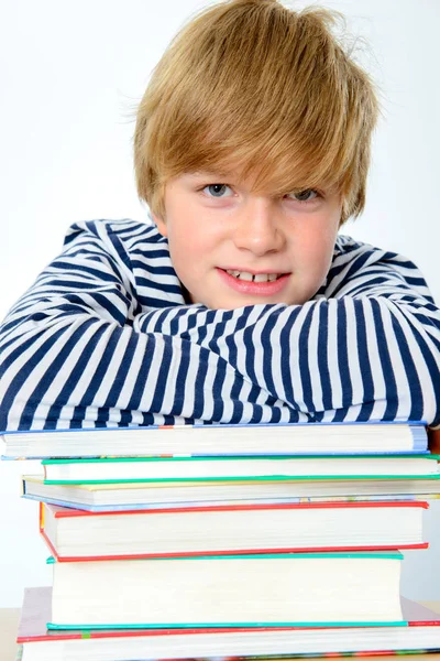 Niño Rubio Una Pila Libros —  Fotos de Stock