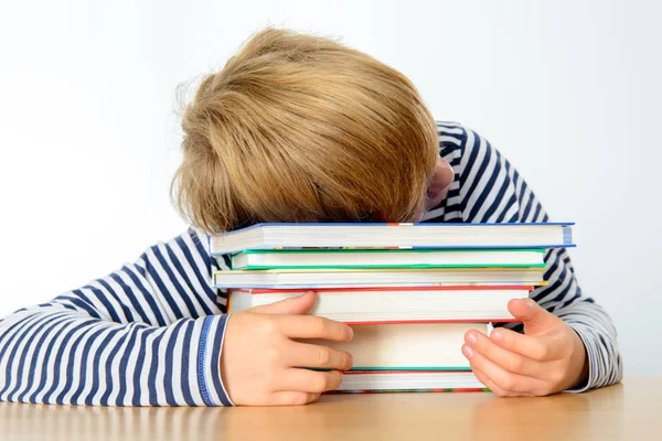 Yorgun Sarışın Çocuk Bir Yığın Kitabın Üzerinde — Stok fotoğraf
