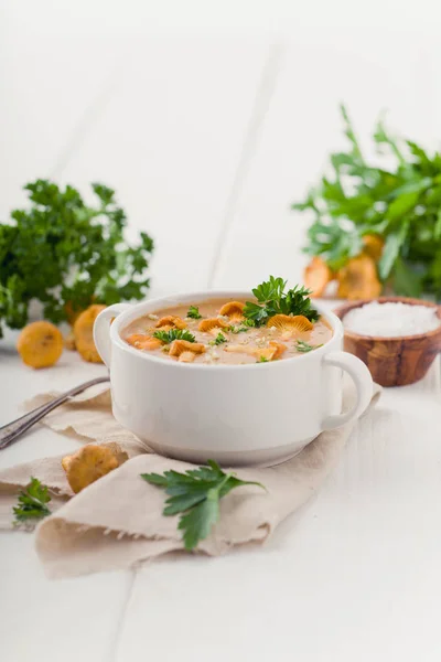 Sup Dengan Chanterelles Dan Peterseli Pada Kayu Putih — Stok Foto