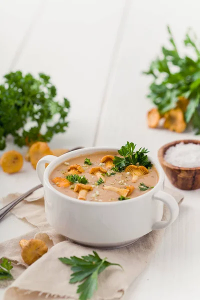 Sup Dengan Chanterelles Dan Peterseli Pada Kayu Putih — Stok Foto