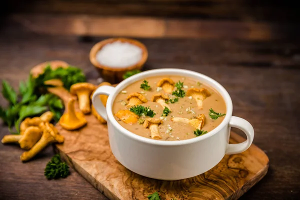 Sup Dengan Chanterelles Dan Peterseli Atas Kayu — Stok Foto