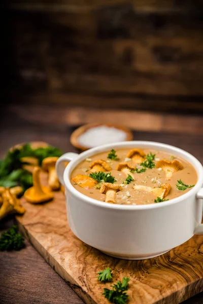 Sup Dengan Chanterelles Dan Peterseli Atas Kayu — Stok Foto