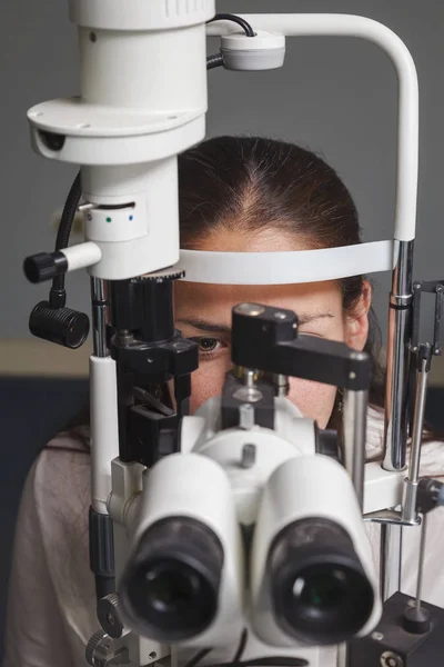 Piękna Młoda Kobieta Test Wzroku Okulisty — Zdjęcie stockowe
