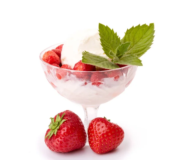 Gelato Con Bacche Fresche Fragola Foglia Menta Fondo Bianco — Foto Stock