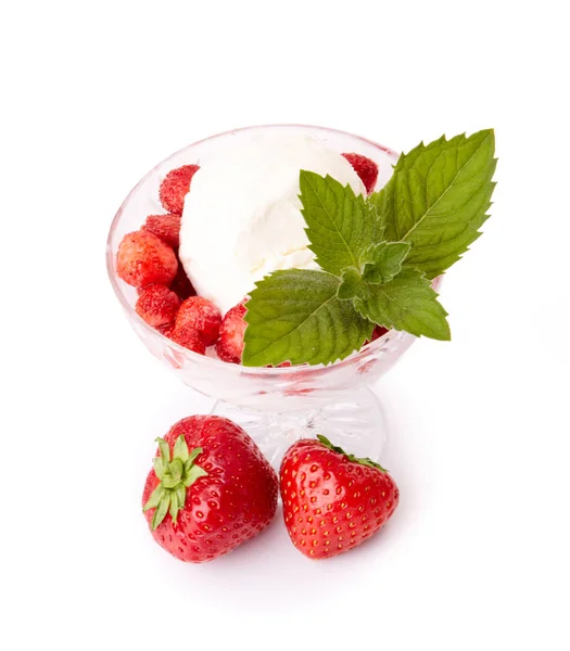 Gelato Con Bacche Fresche Fragola Foglia Menta Fondo Bianco — Foto Stock