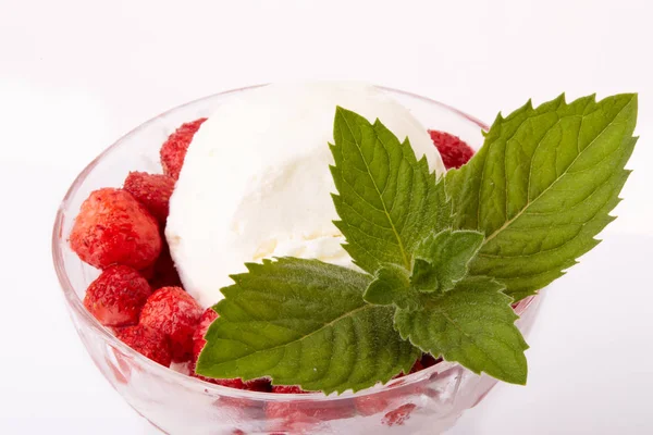 Helado Con Bayas Frescas Fresa Hojas Menta Sobre Fondo Blanco — Foto de Stock