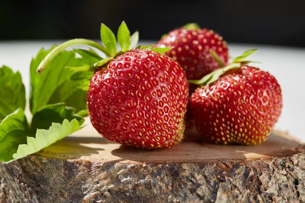 Frische Erdbeeren Mit Blättern Liegen Auf Holzstumpf — Stockfoto