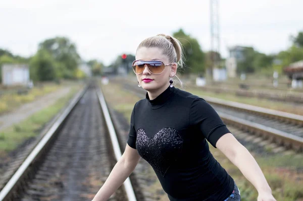 Mujer Hermosa Lleva Las Gafas Sol Sobre Los Carriles Tema — Foto de Stock