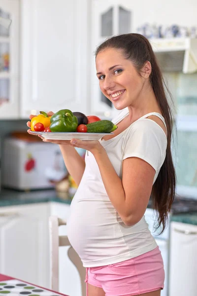 Krásná Těhotná Žena Čerstvou Zeleninou Domácí Kuchyni — Stock fotografie