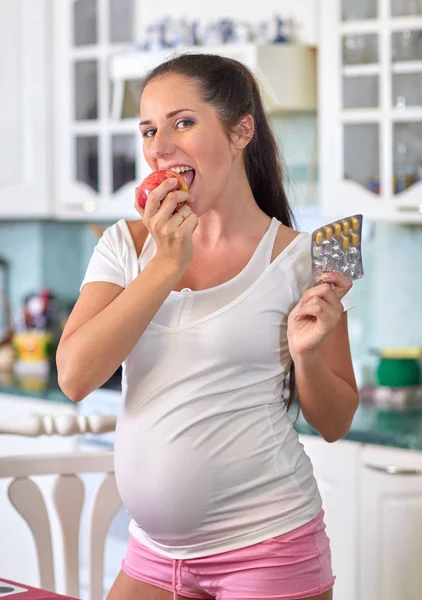 Mujer Embarazada Joven Con Una Manzana Tabletas Una Cocina Casa — Foto de Stock