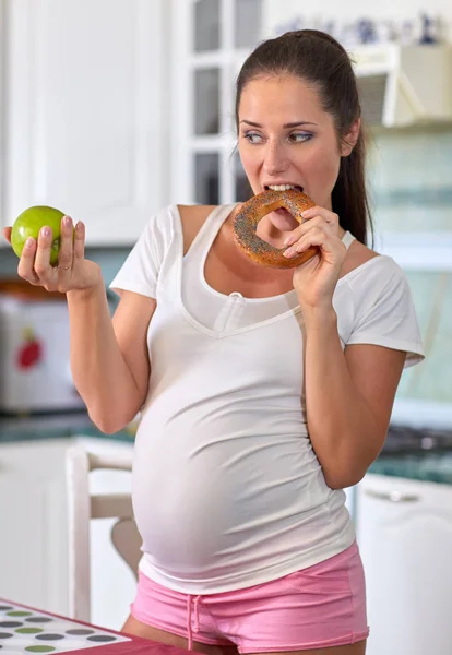 Młoda Ciężarna Kobieta Jabłkiem Bajglem Ręku Kuchni Pojęcie Zdrowej Żywności — Zdjęcie stockowe