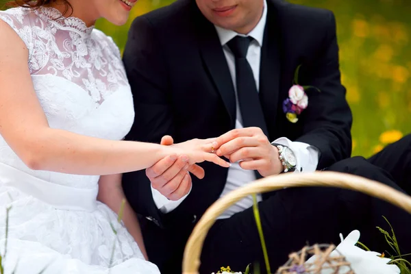 Bruidegom Draagt Ringbruid Betrokkenheid Huwelijksdag Trouwring — Stockfoto