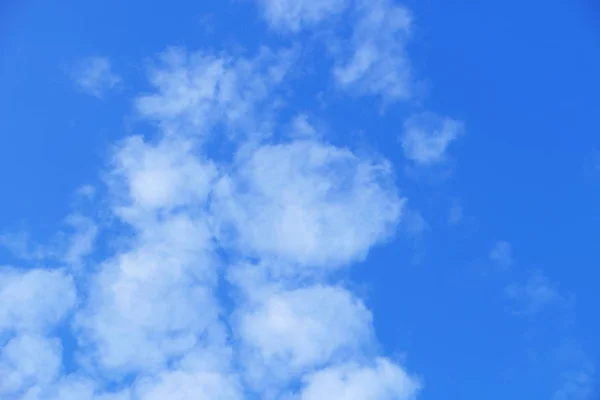 Schöne Weiße Wolken Auf Blauem Himmel Hintergrund — Stockfoto