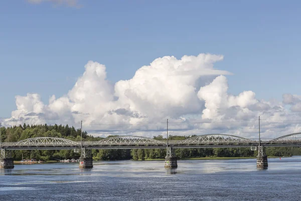 Jembatan Atas Sungai Umea Swedia Dengan Langit Sebagian Mendung — Stok Foto