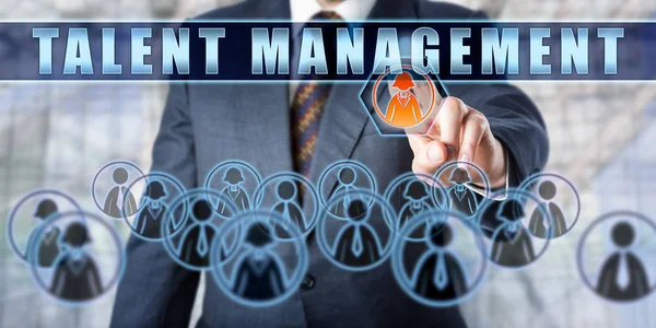 Der Geschäftsführer Drückt Talent Management Auf Ein Interaktives Virtuelles Display — Stockfoto