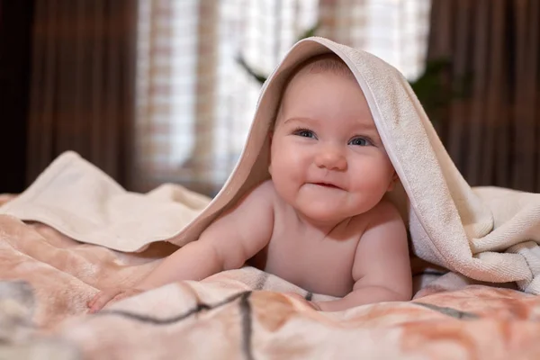 Söt Liten Bebis Med Handduk Ligger Sängen Hemma — Stockfoto