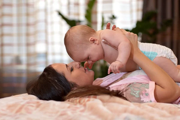 Mama Copilul Dulce Camera Acasă Familie Fericită — Fotografie, imagine de stoc