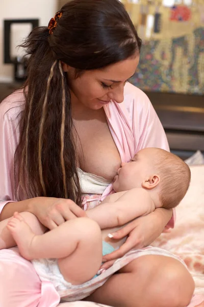 Giovane Mamma Allatta Bambino Sul Letto Casa Allattamento — Foto Stock