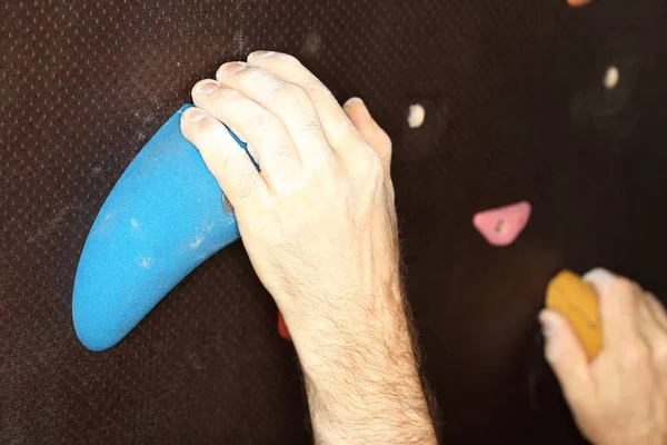 Mão Segurando Uma Esponja Com Uma Escova — Fotografia de Stock
