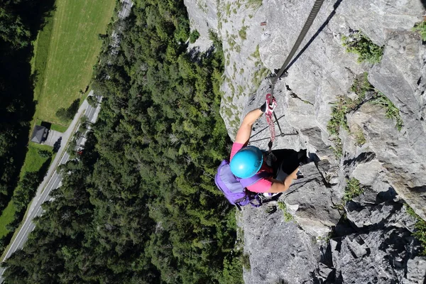 Parede Escalada Íngreme Com Mulher — Fotografia de Stock