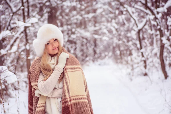 Όμορφη Ξανθιά Κοπέλα Στέκεται Μια Κουβέρτα Στο Δάσος Χαμόγελα Μεγάλο — Φωτογραφία Αρχείου