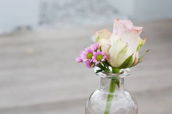 Rose Mit Gänseblümchen Einer Glasvase Auf Einem Holztisch — Stockfoto