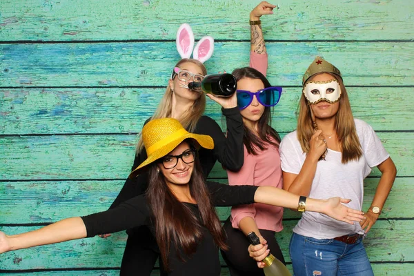 Groupe Filles Avec Chapeaux Oreilles Lapins Soirée Avec Stand Photos — Photo