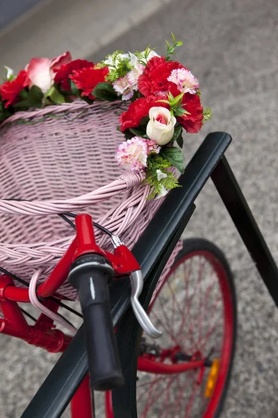 Blumen Und Weidenkorb Auf Einem Auf Der Straße Geparkten Fahrrad — Stockfoto