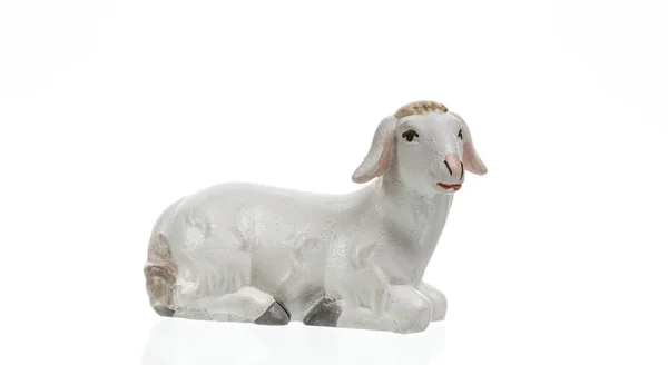 Leżące Rzeźbione Drewniane Szopka Owiec Białym Tle — Zdjęcie stockowe