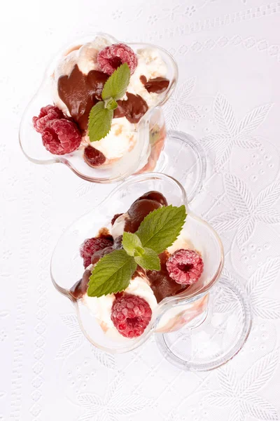 Морозиво Ягодами Ятою Білому Тлі Десерт — стокове фото