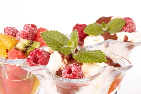 Eis Und Frischer Obstsalat Auf Weißem Hintergrund Dessert — Stockfoto