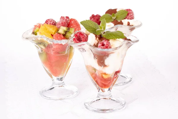 Eis Und Frischer Obstsalat Auf Weißem Hintergrund Dessert — Stockfoto