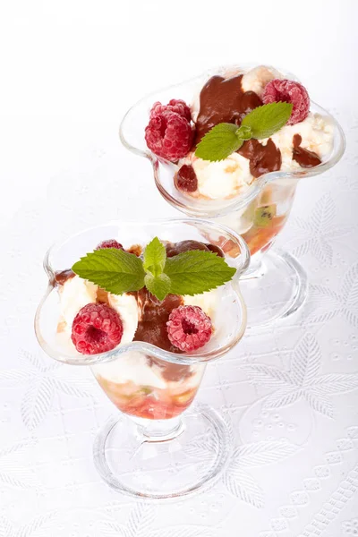 Морозиво Ягодами Фруктами Ятою Білому Тлі Десерт — стокове фото