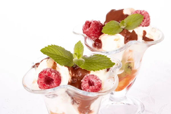 Παγωτό Μούρα Φρούτα Και Μέντα Λευκό Φόντο Επιδόρπιο — Φωτογραφία Αρχείου