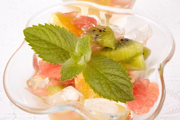 Salade Fruits Frais Sur Fond Blanc Dessert — Photo