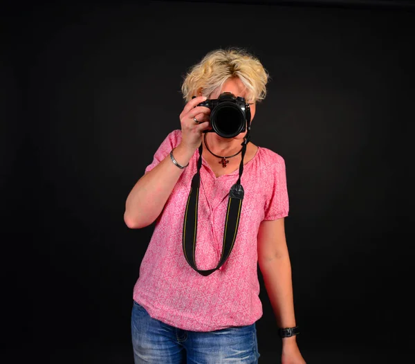 Portret Van Een Jonge Vrouw Met Een Camera Een Zwarte — Stockfoto