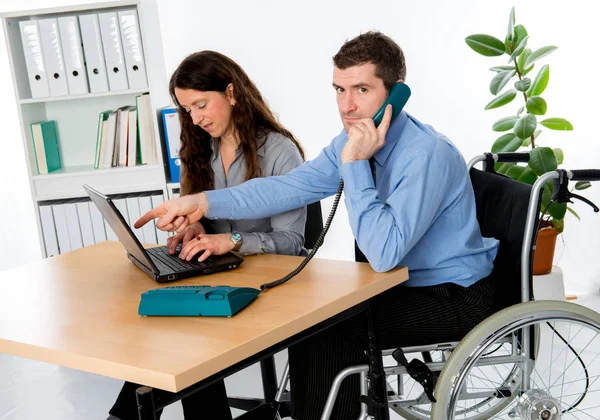 Hombre Negocios Discapacitado Silla Ruedas Colega — Foto de Stock