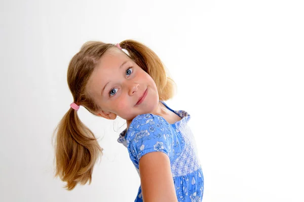 Portret Małej Uśmiechniętej Dziewczynki Warkoczami — Zdjęcie stockowe