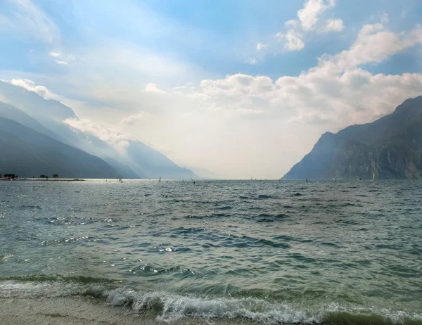 高い山とガルダ湖 イタリア ヨーロッパ — ストック写真