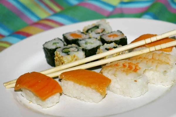 Közeli Kép Egy Sushi Étel Tálalva Egy Tányéron — Stock Fotó