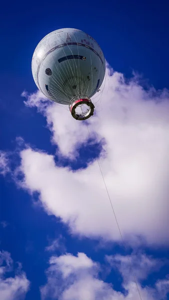 Ένα Μπαλόνι Στον Γαλάζιο Ουρανό Πάνω Από Παρίσι — Φωτογραφία Αρχείου